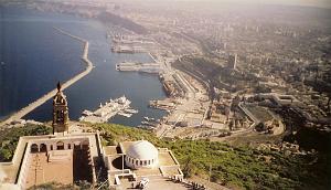 ORAN 10 2005 047 VUE DU FORT SUR LA BASILIQUE ET SES PELERINS EN ADMIRATION DEVANT ORAN